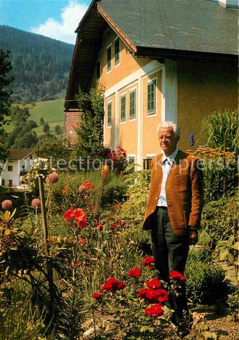Wagrain Salzburg K. H. Waggerl im Garten vor seinem Wohn
