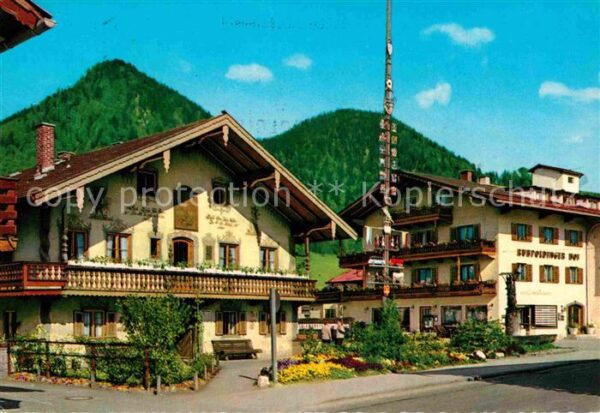 Ruhpolding Dorfplatz mit Maibaum und Marienbrunnen