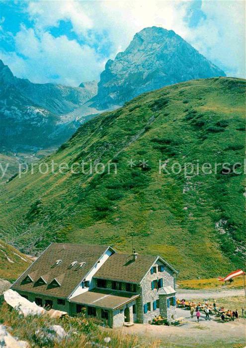 Ravensburgerhuette am Spullersee mit Roggalspitze  Lech am