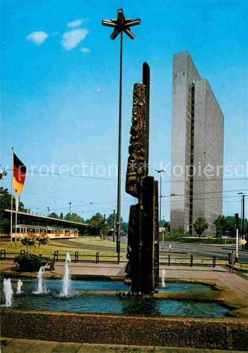 Duesseldorf Goldfinger-Brunnen mit Thyssen-Hochhaus