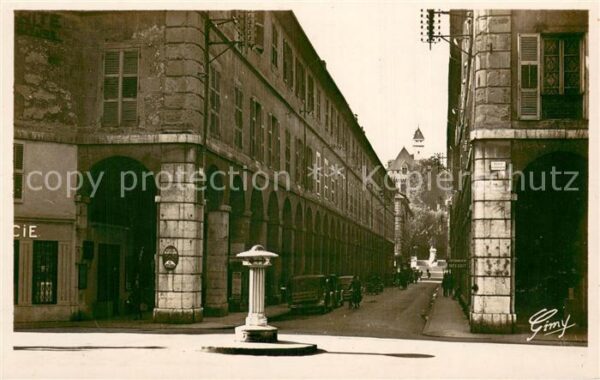 Chambery 73 Rue de Boigne Portiques Chateau des Duc