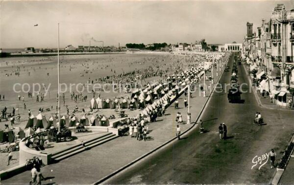 Les Sables-d Olonne 85 Le Remblai au fond le Casino