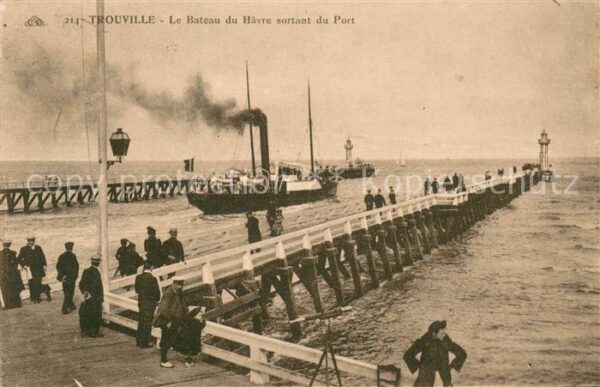 Trouville-sur-Mer Le Bateau du Havre sortant du Port
