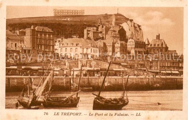 Le Treport 76 Le port et la falaise bateaux de pêche