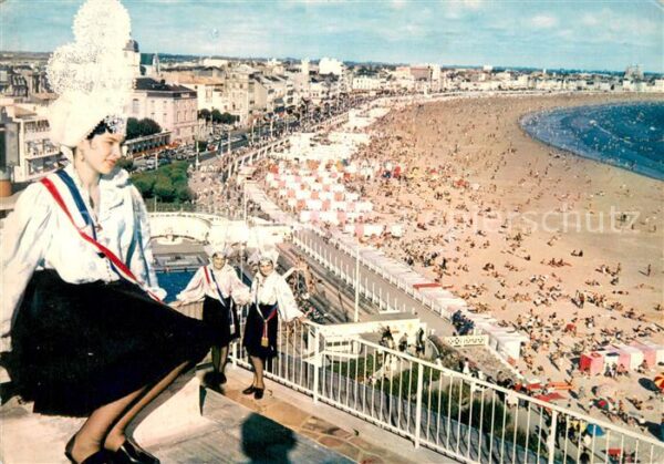 Les Sables-d Olonne 85 Sablaises devant la plage Costumes
