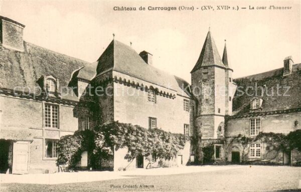 Carrouges Chateau - La cour d honneur