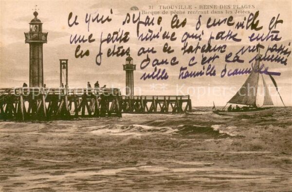 Trouville-sur-Mer Barque de peche rentrant dans les Jetee