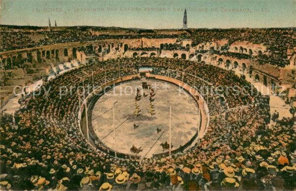 Nimes 30 Interieur des Arenes pendant une Course