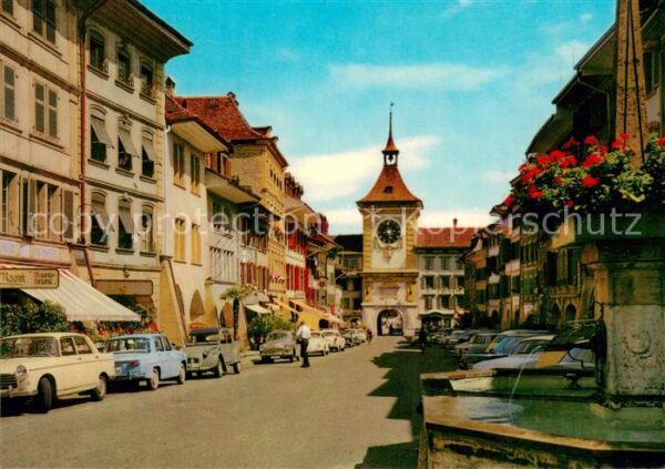 Murten Morat Strassenpartie mit Brunnen