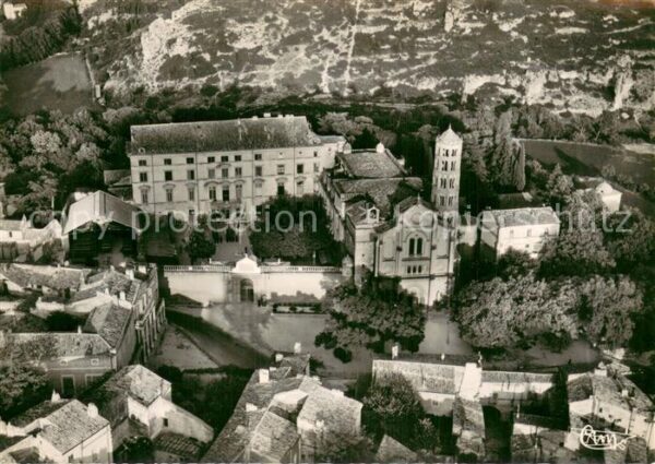 Uzes 30 Vue aerienne La Cathedrale et tour Fene