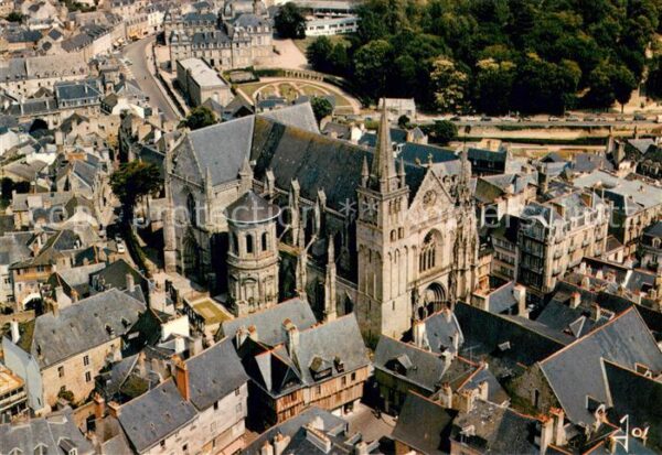 Vannes 56 La Cathedrale et les maisons moyenâgeus