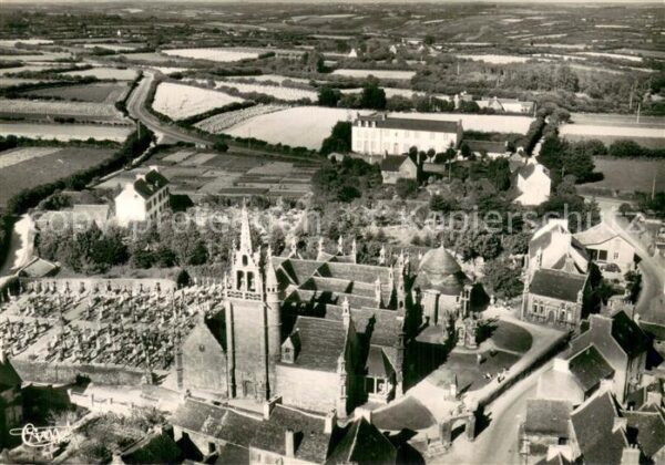 Guimiliau Vue aerienne Eglise et le Calvaire
