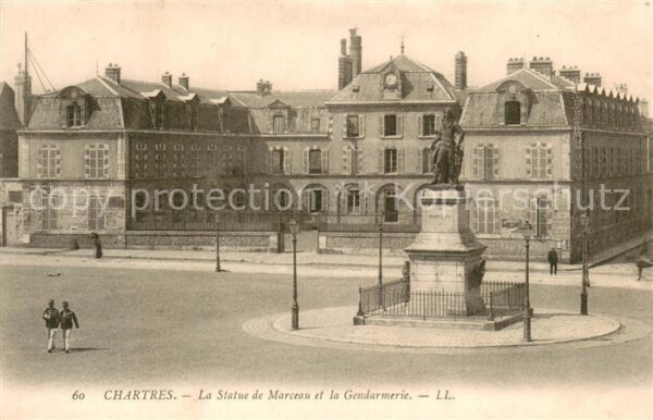 Chartres 28 La Statue de Marceau et la Gendarmerie