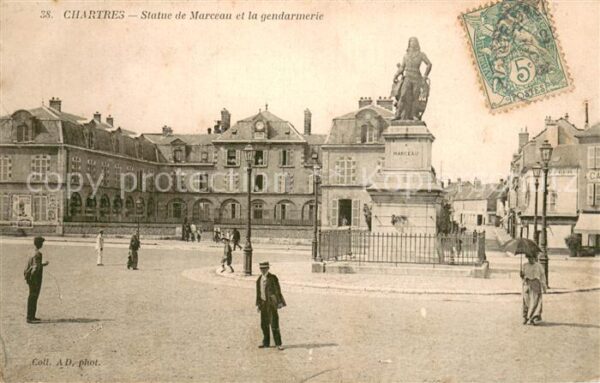 Chartres 28 Statue de Marceau et la gendarmerie Sta