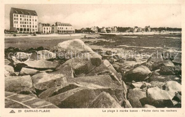 Carnac 56 Morbihan La plage a maree basse Peche dans les r