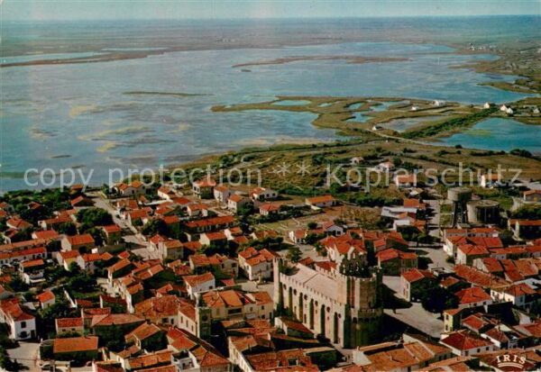 Les Saintes-Maries-de-la-Mer Vue aerienne de l’Eglise fortifee siecl