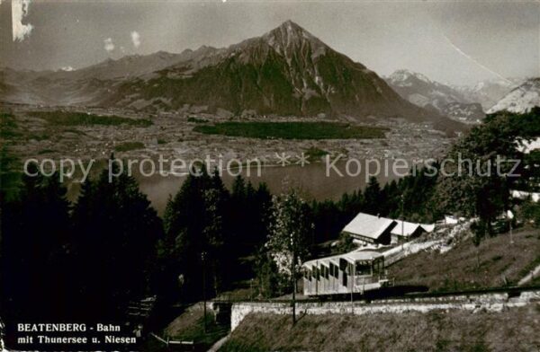 Beatenberg Thunersee BE Bahn mit Thunersee und Niessen
