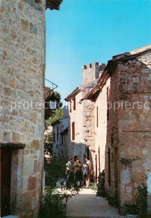Larressingle 32 Gers Une rue du village La creperie l’atelie