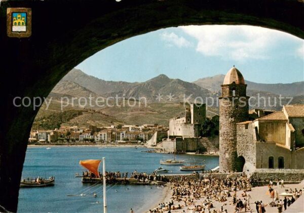 Collioure 66 Pyrenees-Orientales La plage Au fond l’Eglise Saint Vincent