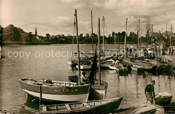 Loctudy 29 Finistere La Cale Bâteaux de pêche