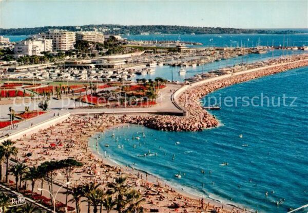 Cannes 06 Le Port Pierre Canton Au loin l’Ile Sai