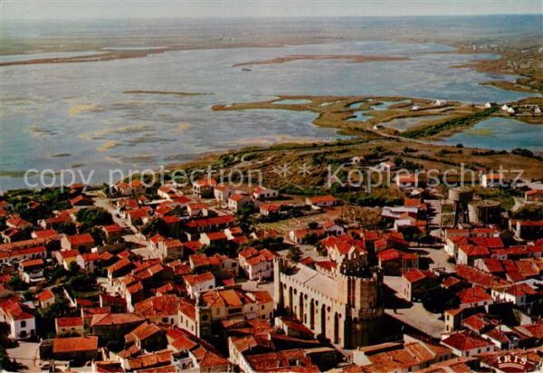 Les Saintes-Maries-de-la-Mer Vue aerienne de l’Eglise fortifiee La C