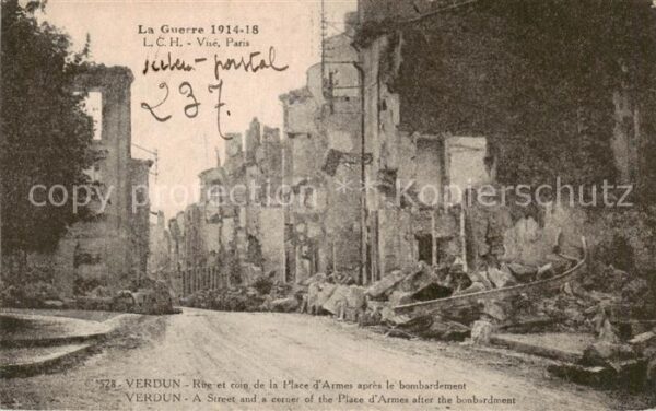 Verdun  55 Meuse Rue et coin de la Place d’Armes apres l