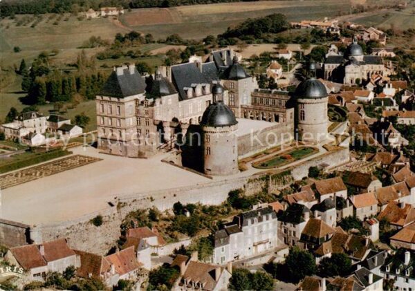 Hautefort 24 Dordogne Vue du ciel Le Village et l_Hospice