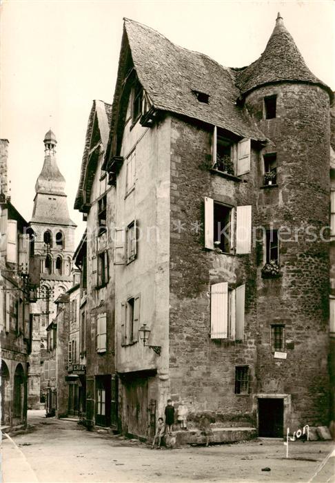 Sarlat-en-Perigord 24 Dordogne La rue de la Liberte que bordent de rem