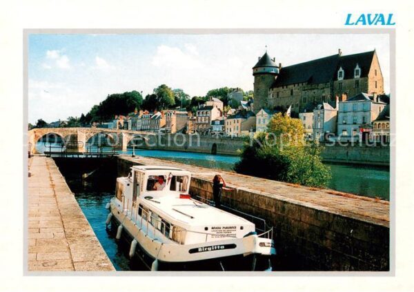 Laval 53 Mayenne Passage d’une ecluse sur la sarthe et l