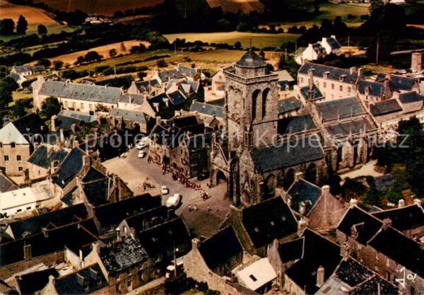 Locronan 29 Finistere Eglise la vieille place et ses maisons