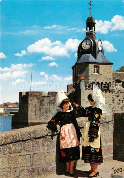 Concarneau 29 Finistere Jeunes filles en costumes du pays devan