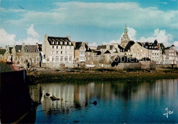 Roscoff Les maisons et l’eglise face au large