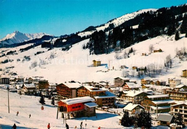 Les Gets 74 Haute-Savoie Vue partielle de la station et depart d