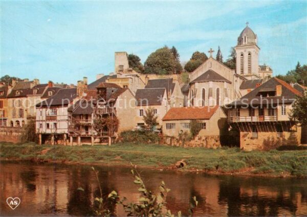 Montignac Dordogne Le Chateau Eglise et les vieilles maiso