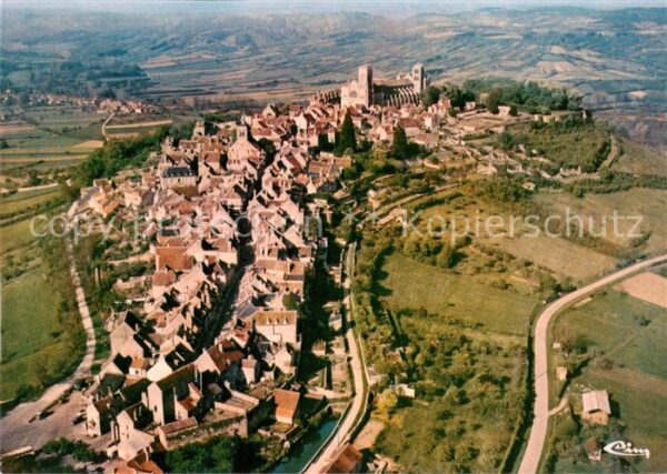 Vezelay 89 Yonne Vue aerienne de la ville et de la basil
