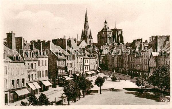 Guincamp La Place du Centre et l’Eglise Notre Da