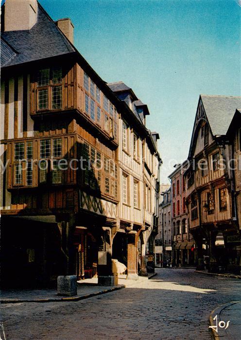 Dinan 22 Cotes-d Armor La place de l’Apport et les maisons a p