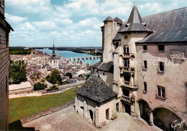 Saumur 49 Cour interieure du chateau vue sur la v