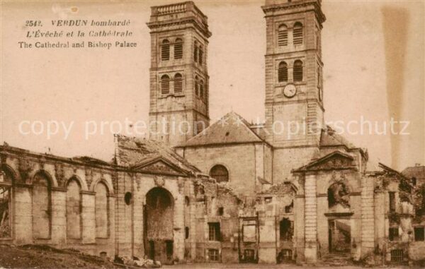 Verdun  55 Meuse apres bombardee L’Eveche et la Cathedra