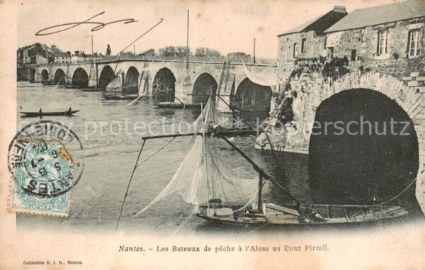 Nantes 44 Les Bateaux de peche a l’Alose au Pont