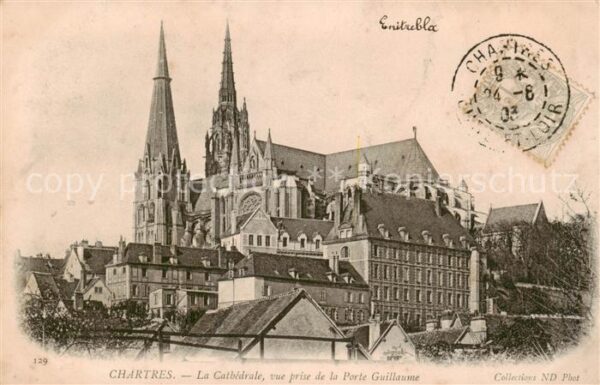 Chartres 28 La Cathedrale vue prise de la Porte Gui