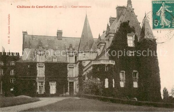 Courtalain Courtalin 28 Eure-et-Loir Chateau de Courtalain Cour interieur