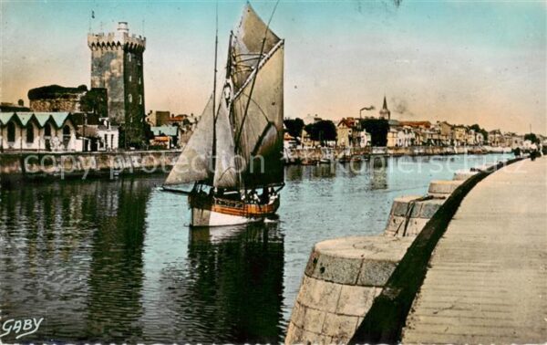 Les Sables-d Olonne 85 Arrivee d’un Thonier devant la Tour d_A