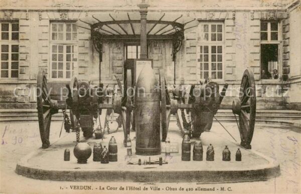 Verdun  55 Meuse Le Cour de l Hôtel de Ville