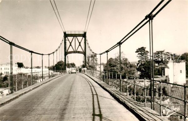Tonnay-Charente Le Pont Suspendu sur la Charente Entree