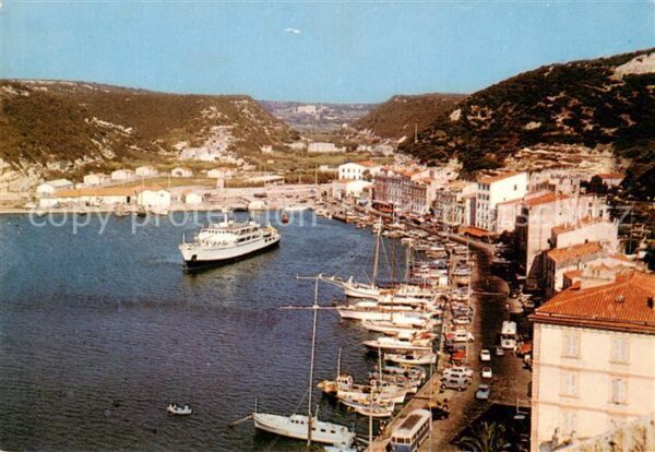 Bonifacio Corse du Sud La marine et le depart du bateau pour l