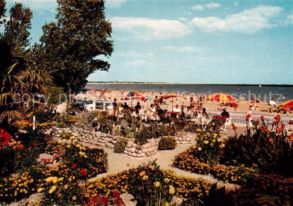 La Tranche-sur-Mer 85 Vendee La plage a travers les fleurs