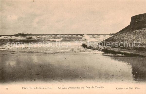 Trouville-sur-Mer La Jetee Promenade un Jour de Tempete