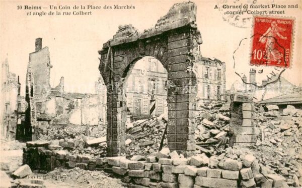 Reims 51 Un Coin de la Place des Marches et angl